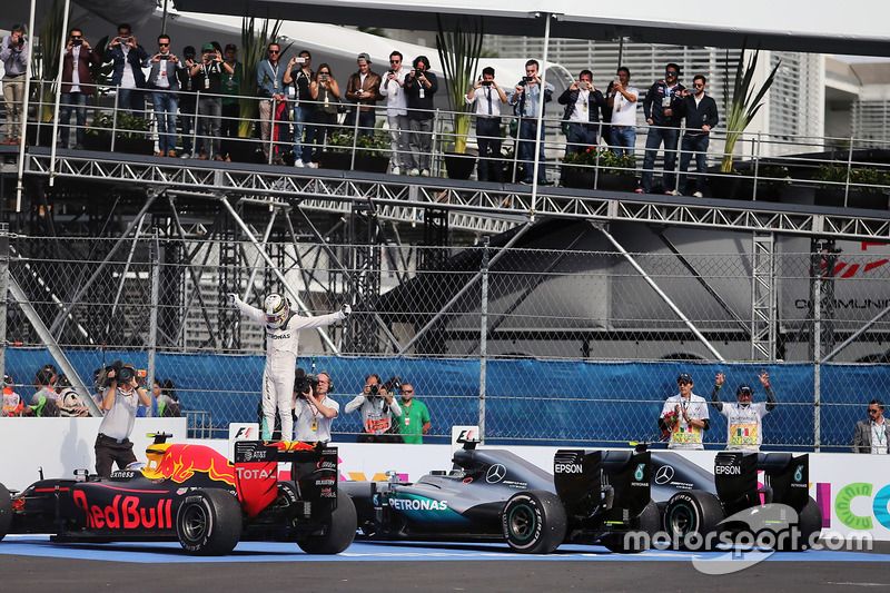 Ganador de la carrera Lewis Hamilton, híbrido de Mercedes AMG F1 W07 celebra un final de la carrera