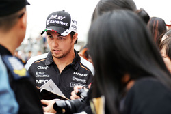 Sergio Perez, Sahara Force India F1 firma de autógrafos para los fans