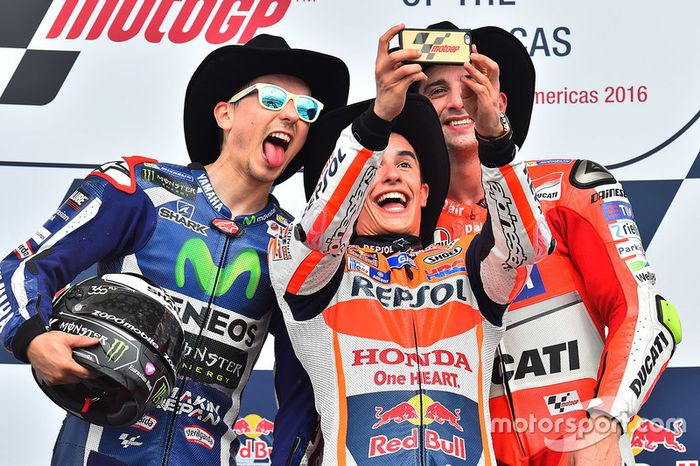 No pódio, com chapéus texanos, Márquez teve a companhia de Jorge Lorenzo e Andrea Iannone, tirando esta selfie. Será que Márquez volta ao topo do pódio? A resposta vem neste final de semana.