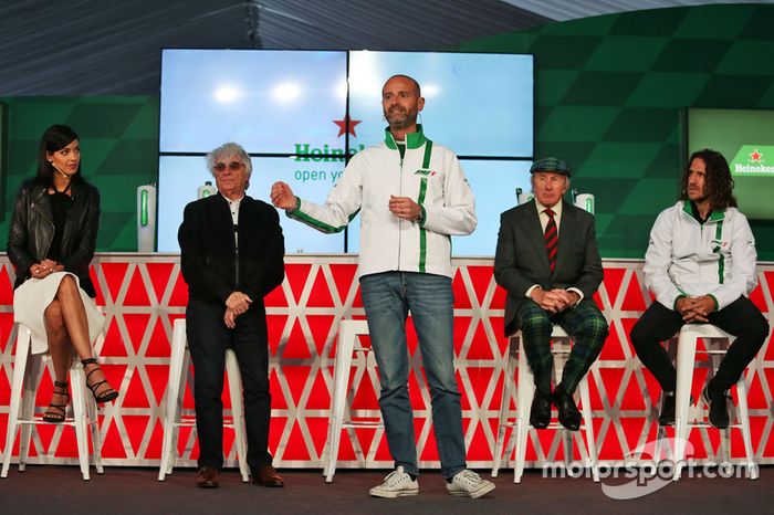 Da esquerda para a direita: Stephanie Sigman; Bernie Ecclestone; Gianluca di Tondo; Jackie Stewart; e Carles Puyol.