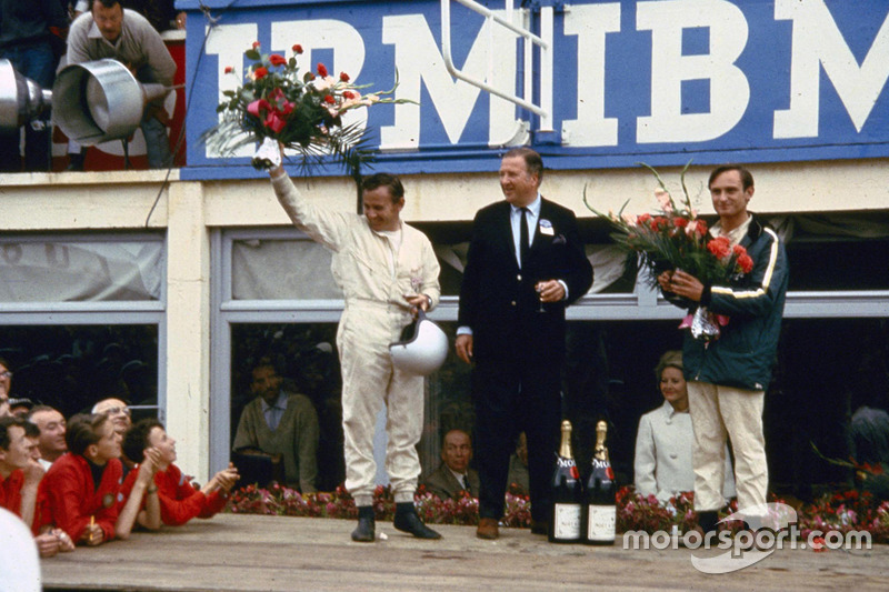 Von links: Bruce McLaren, Henry Ford II und Chris Amon nach dem Sieg auf dem Podium 1966 von 24Stund