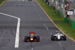 Daniel Ricciardo, Red Bull Racing RB12 und Felipe Massa, Williams FW38, im Kampf um die Positionen