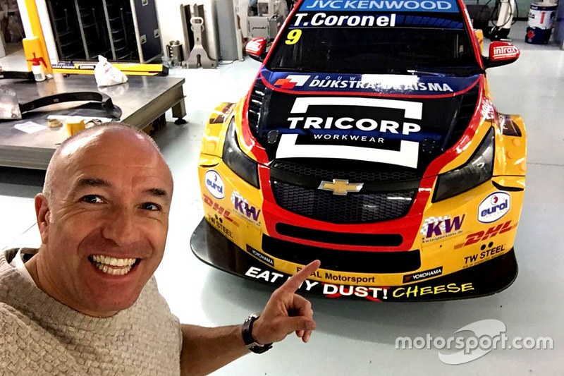 De WTCC-wagen van Tom Coronel, ROAL Motorsport wordt bestickerd