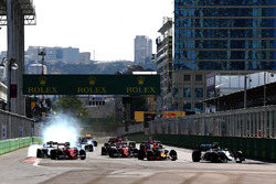 Nico Rosberg, Mercedes AMG F1 W07 Hybrid leads Daniel Ricciardo, Red Bull Racing RB12