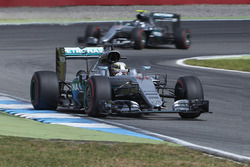 Lewis Hamilton, Mercedes AMG F1 W07 Hybrid; Nico Rosberg, Mercedes AMG F1 W07 Hybrid