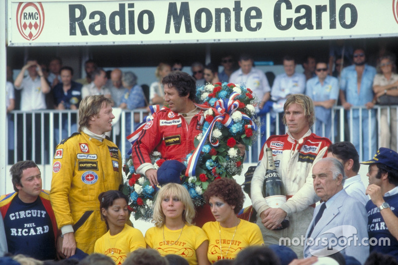 Podium: ganador, Mario Andretti, Team Lotus Ford, secgundo, Ronnie Peterson, Team Lotus Ford, tercero, James Hunt, McLaren Ford