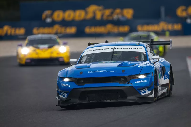 N° 77 Proton Competition Ford Mustang LMGT3 : Eric Powell, Ben Tuck, Sebastian Priaulx