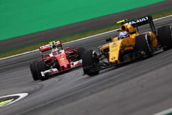 Кімі Райкконен, Ferrari SF16-H переслідує Джоліона Палмера, Renault Sport F1 Team RS16