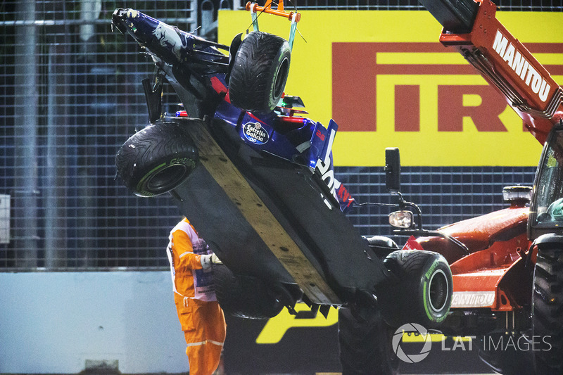 Marshals supervise a crane removing the wrecked Daniil Kvyat Scuderia Toro Rosso STR12