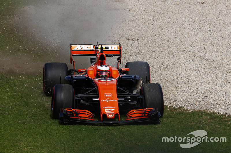 Стоффель Вандорн, McLaren MCL32, виїхав за межі траси