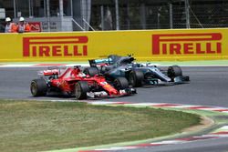 Sebastian Vettel, Ferrari SF70H and Valtteri Bottas, Mercedes-Benz F1 W08  luchan por la posición