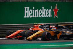 Stoffel Vandoorne, McLaren MCL32, y Jolyon Palmer, Renault Sport F1 Team RS17