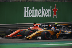 Stoffel Vandoorne, McLaren MCL32, y Jolyon Palmer, Renault Sport F1 Team RS17