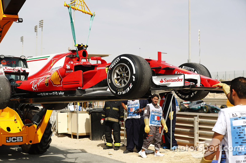 Auto de Kimi Raikkonen, Ferrari SF70H, después de problemas con el motor