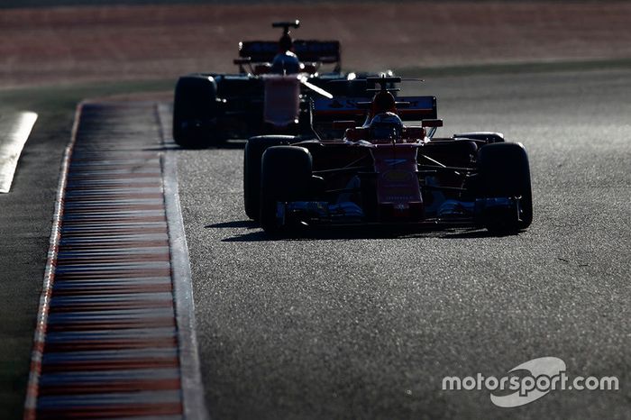 Kimi Raikkonen, Ferrari SF70H, delante de Fernando Alonso, McLaren MCL32