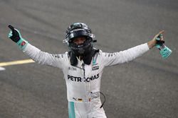 Segundo lugar a Nico Rosberg de Mercedes AMG F1 W07 celebra su campeonato del mundo al final de la c