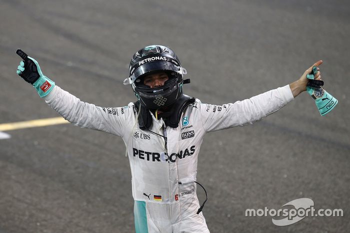 Segundo lugar a Nico Rosberg de Mercedes AMG F1 W07 celebra su campeonato del mundo al final de la carrera