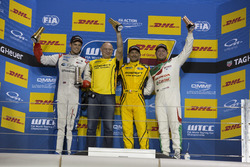 Podium : le vainqueur Gabriele Tarquini, LADA Sport Rosneft, Lada Vesta; le deuxième, Tom Chilton, Sébastien Loeb Racing, Citroën C-Elysée WTCC; le troisième, Rob Huff, Honda Racing Team JAS, Honda Civic WTCC