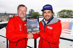 Fernando Alonso, Andretti Autosport Honda, met voormalig McLaren Indy 500 winnaar Johnny Rutherford