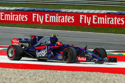 Carlos Sainz Jr., Scuderia Toro Rosso STR12 spins and runs wide