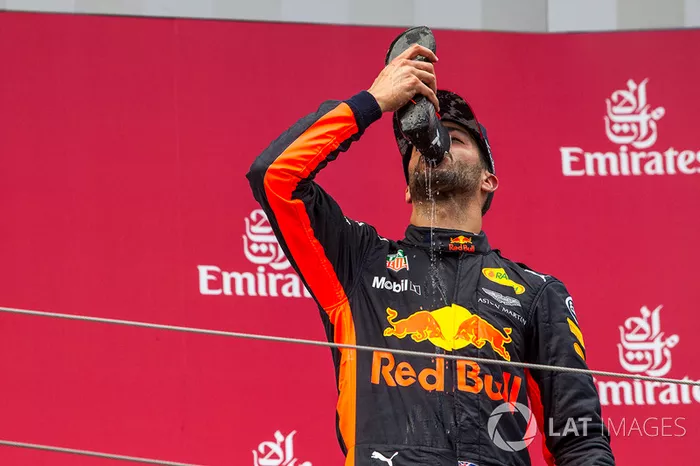 Podium : le troisième, Daniel Ricciardo, Red Bull Racing fête son podium avec un shoey