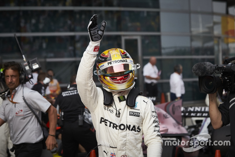 Lewis Hamilton, Mercedes AMG, festeggia la pole nel parco chiuso