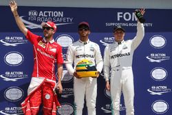 Los tres primeros calificados: ganador de la pole Lewis Hamilton, Mercedes AMG F1, segundo Sebastian