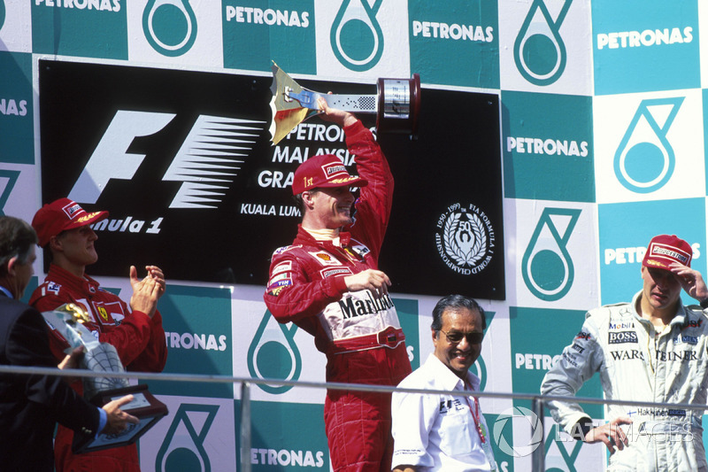 Podium : le vainqueur Eddie Irvine, Ferrari, le second Michael Schumacher, le troisième Mika Hakkinen, McLaren