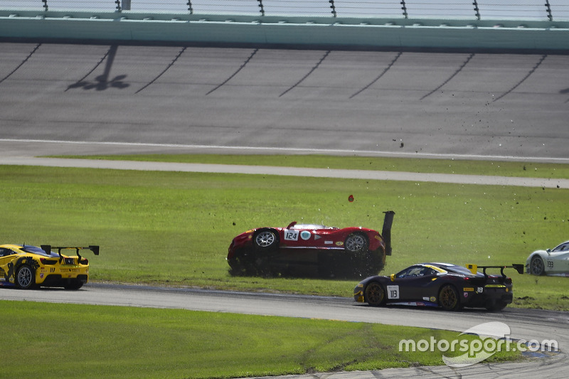 Авария: Жером Якалоне (№124, Ferrari of Long Island, Ferrari 488 Challenge)