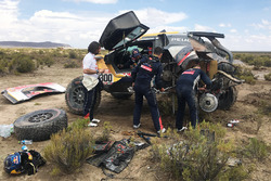#300 Peugeot Sport Peugeot 3008 DKR: Stéphane Peterhansel, Jean-Paul Cottret gets help from Cyril De