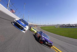 Alex Bowman, Hendrick Motorsports Chevrolet Camaro, Denny Hamlin, Joe Gibbs Racing Toyota Camry mènent lors du tour de chauffe