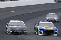 Aric Almirola, Stewart-Haas Racing, Ford Fusion Smithfield and Chase Elliott, Hendrick Motorsports, Chevrolet Camaro NAPA Auto Parts