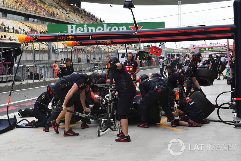 Daniel Ricciardo, Red Bull Racing RB14 pit stop