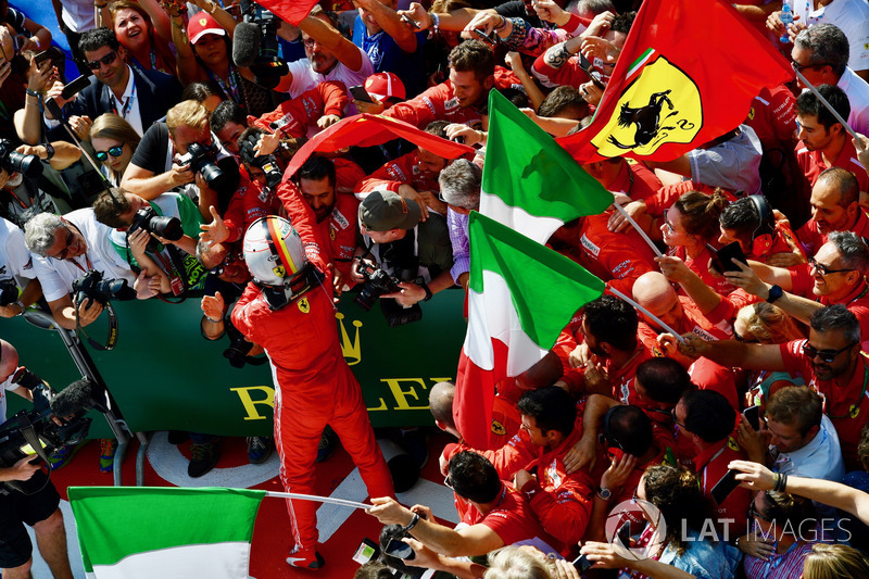 Il vincitore della gara Sebastian Vettel, Ferrari, festeggia nel parco chiuso