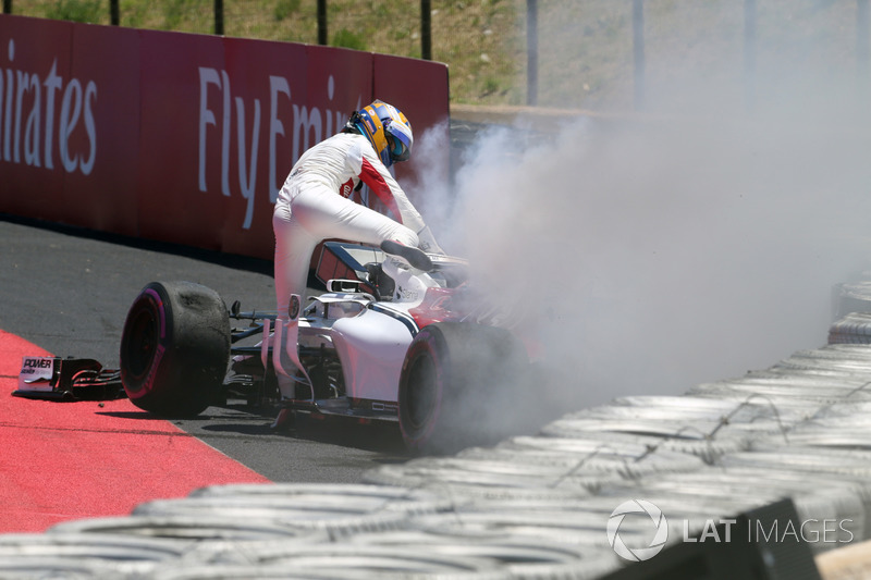 Marcus Ericsson, Sauber C37 est sorti de sa piste avant que sa voiture ne prenne feu