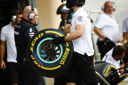 Un mécanicien Mercedes avec un pneu tendre Pirelli