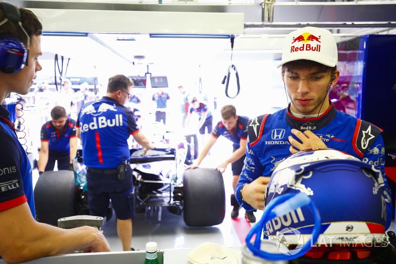 Pierre Gasly, Toro Rosso, in the garage as Brendon Hartley, Toro Rosso STR13 Honda, is returned by engineers