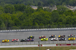 Joey Logano, Team Penske, Ford Fusion Shell Pennzoil and Paul Menard, Wood Brothers Racing, Ford Fusion Motorcraft / Quick Lane Tire & Auto Center