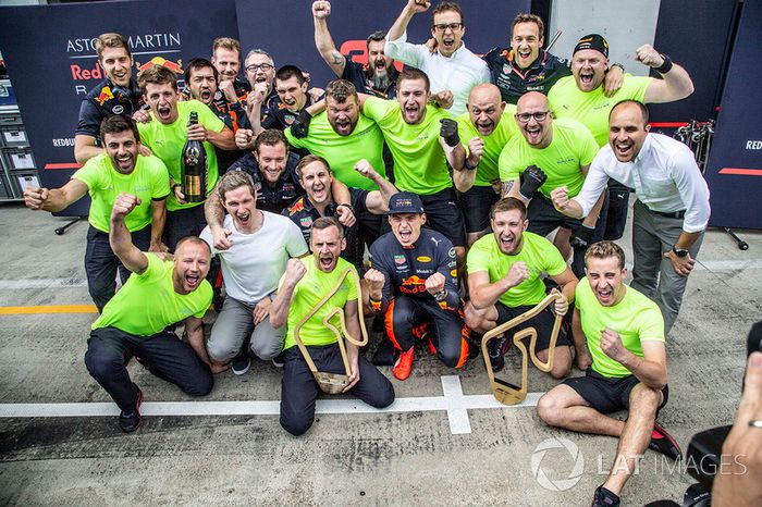 El ganador: Max Verstappen, Red Bull Racing celebra la victoria con el equipo 
