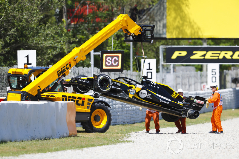 The damaged Nico Hulkenberg, Renault Sport F1 Team R.S. 18. is craned off the circuit by marshals