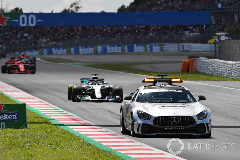 Safety car leads the field at the start of the race