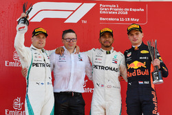 Valtteri Bottas, Mercedes-AMG F1, Peter Bonnington, ingegnere di pista Mercedes AMG F1, Lewis Hamilton, Mercedes-AMG F1 e Max Verstappen, Red Bull Racing, sul podio