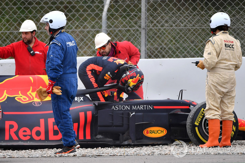 Max Verstappen, Red Bull Racing RB14 nella ghiaia