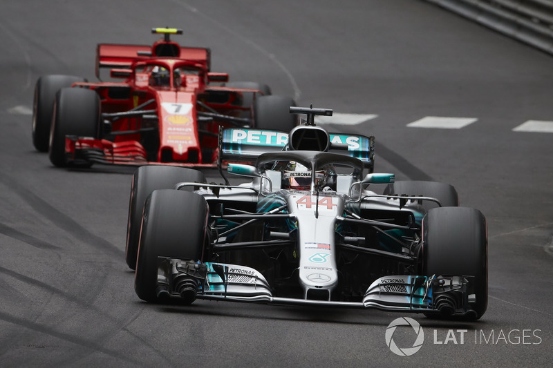 Lewis Hamilton, Mercedes AMG F1 W09, precede Kimi Raikkonen, Ferrari SF71H