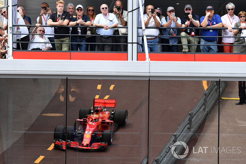 Fans and Sebastian Vettel, Ferrari SF71H reflection