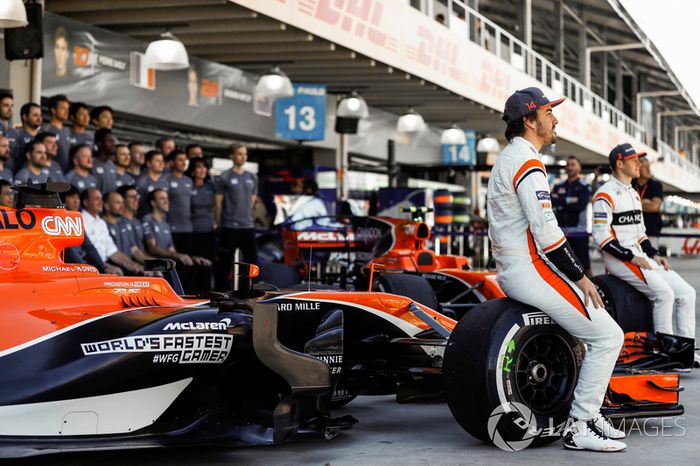 Fernando Alonso y Stoffel Vandoorne, en la foto del equipo McLaren
