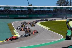 Sebastian Vettel, Ferrari SF70H, Valtteri Bottas, Mercedes AMG F1 W08, Kimi Raikkonen, Ferrari SF70H, Max Verstappen, Red Bull Racing RB13, Fernando Alonso, McLaren MCL32, the rest of the field at the start