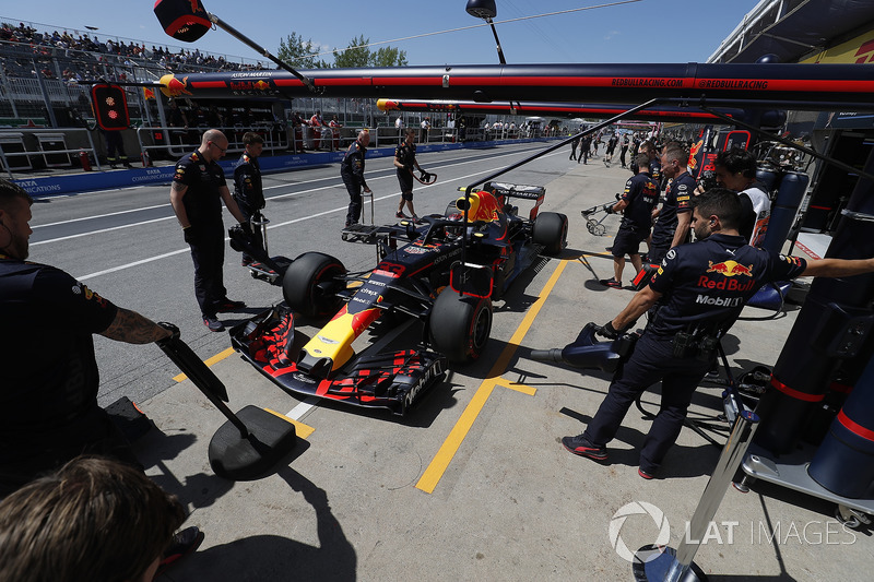 Max Verstappen, Red Bull Racing RB14, in the pits during practice