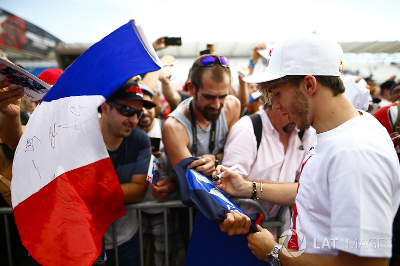 Pierre Gasly, Toro Rosso, signs autographs for fans