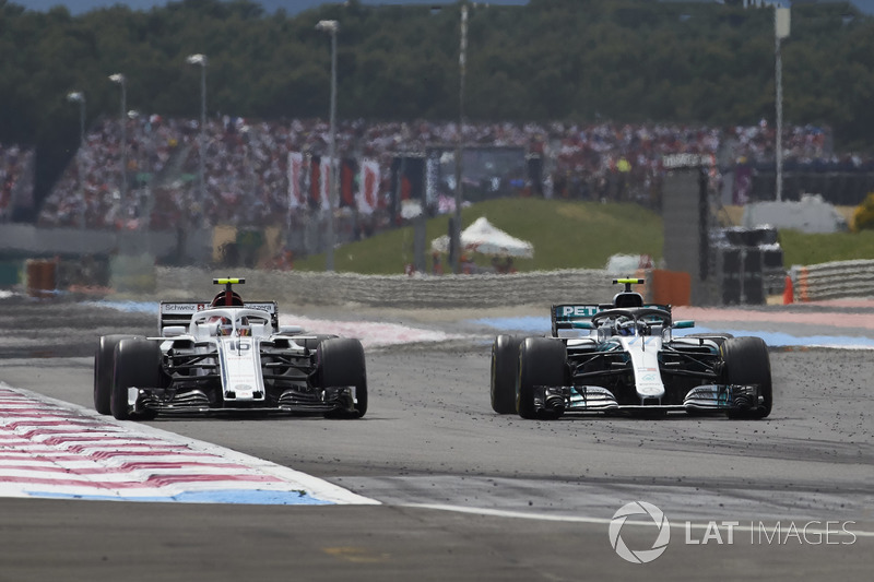 Valtteri Bottas, Mercedes AMG F1 W09, passes Charles Leclerc, Sauber C37